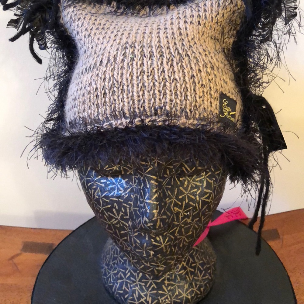 Pom Pom knitted cap